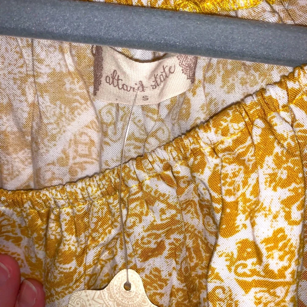 Altar’d State gold and cream print cropped top - Picture 4 of 6